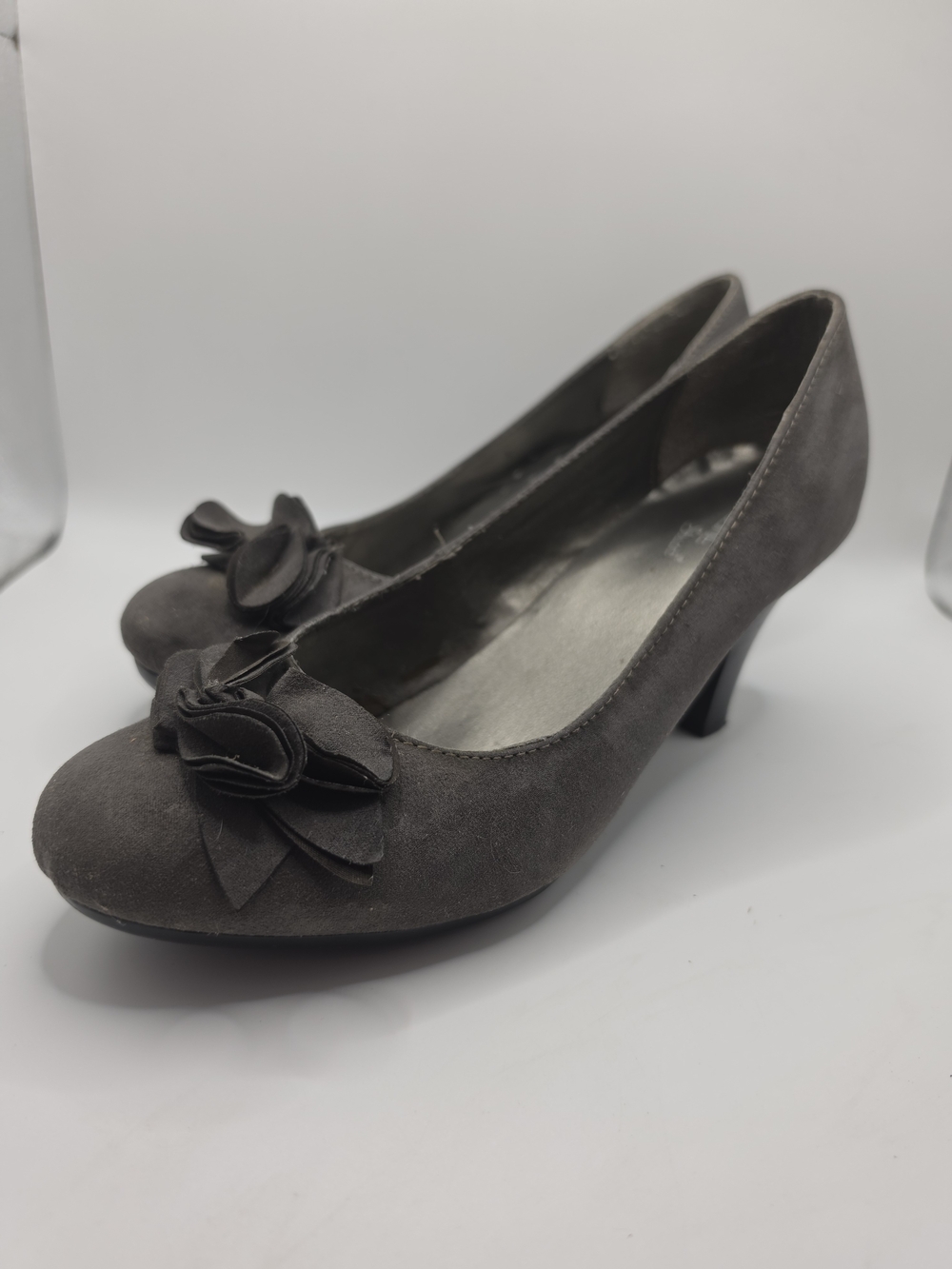 Madeline Stuart Taupe Gray Suede Ruffled Bow Mid-Heel Pumps Size 8.5